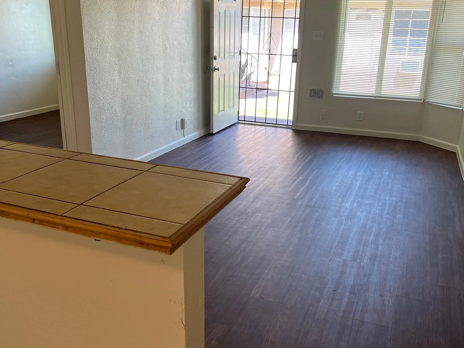 1 bed, 800 sqft, $1,050 — Photo 4