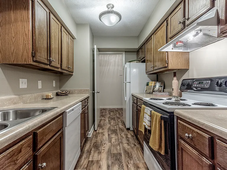 The Summit Apartments — Photo 8