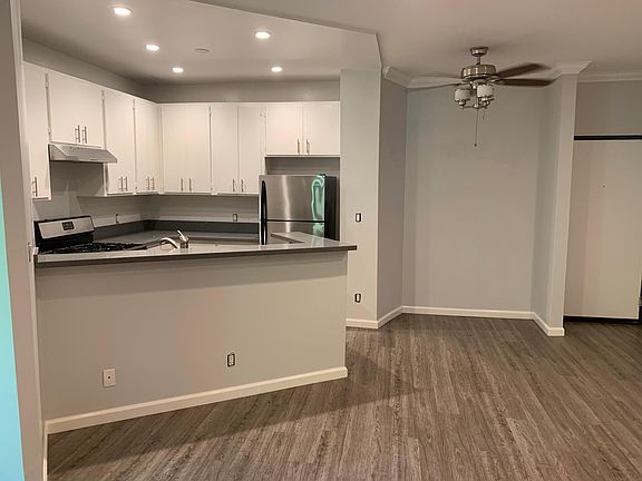 3rd image of 2107 N Beachwood Dr APT 206