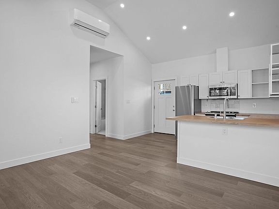5th image of 3034 Reares Ln