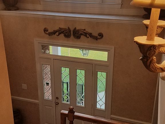 Foyer with vaulted ceiling.