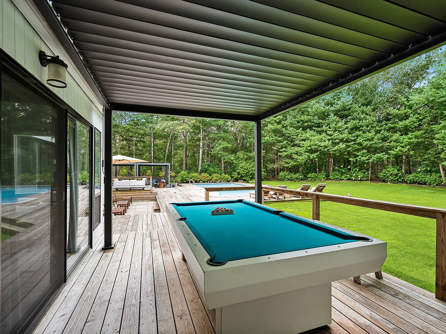 Contemporary in East Hampton Northwest — Photo 4
