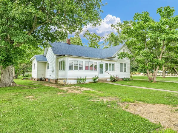 215 E Blevins St, Oakland, IL 61943