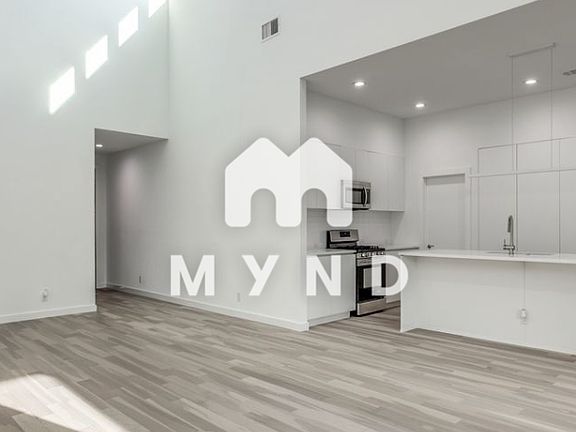 5th image of 525 Mimosa St