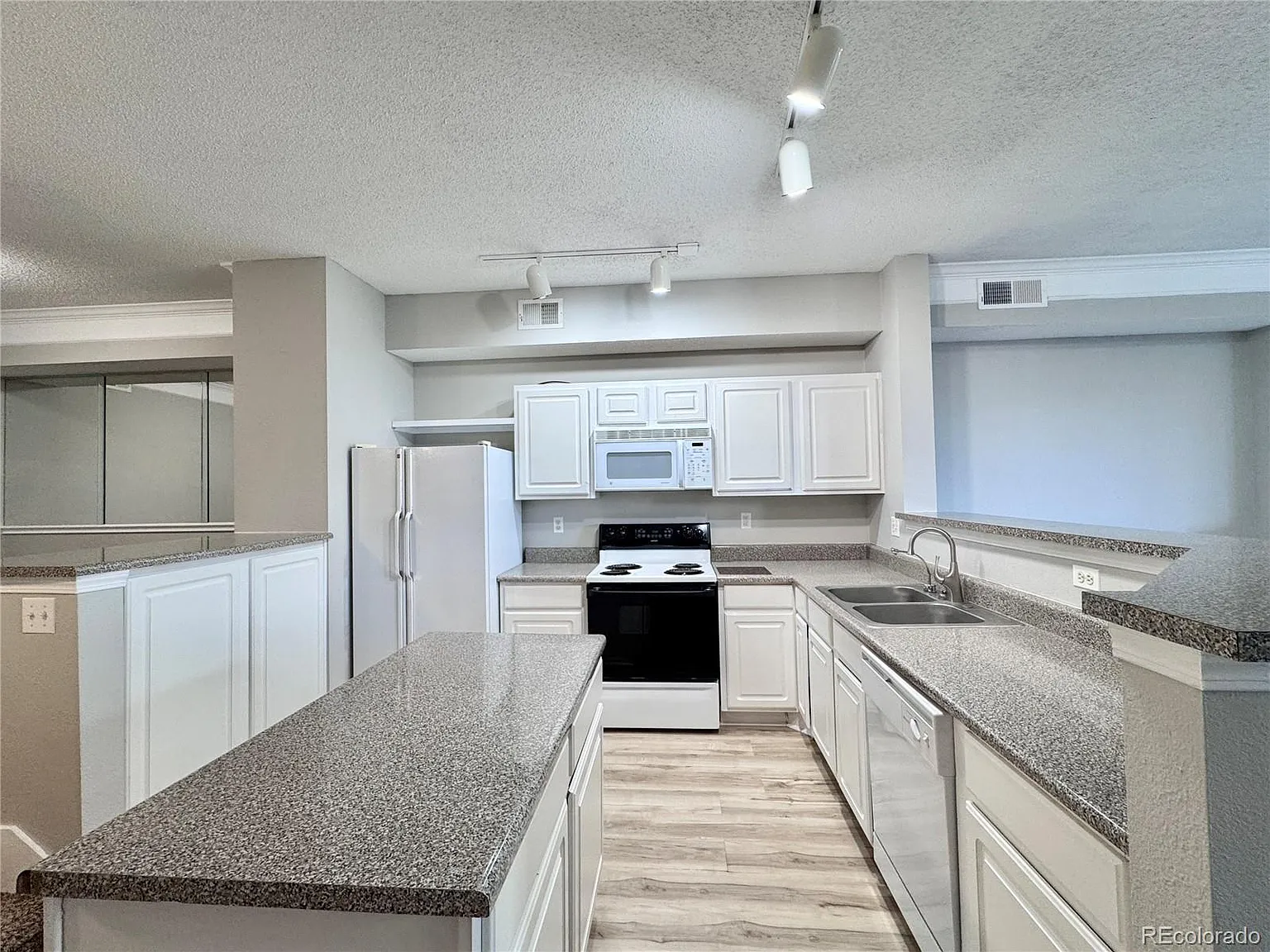 2 bed, 2.0 bath, 1224 sqft, $2,272 — Photo 3