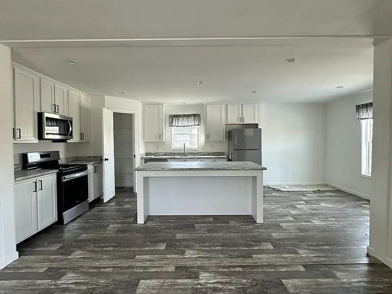 209 E 37th Pl — Photo 9