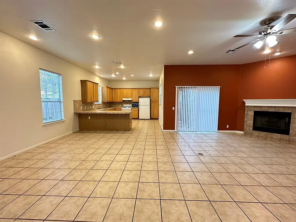 3 bed, 2.5 bath, 1450 sqft, $4,000 — Photo 4