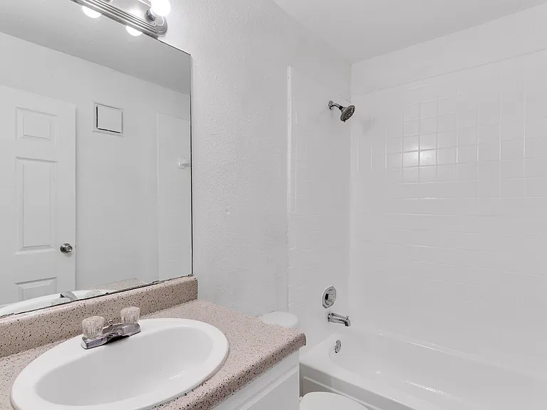Villa Nueva Apartments — Photo 69