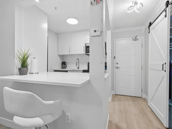 715 Royal Ave #410, New Westminster, BC V3M 5X4