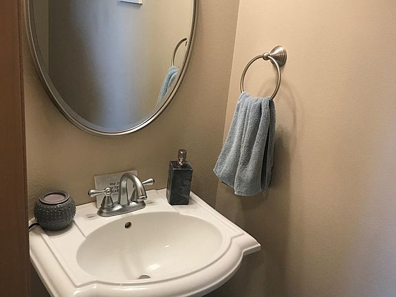 Main floor 1/2 bath
