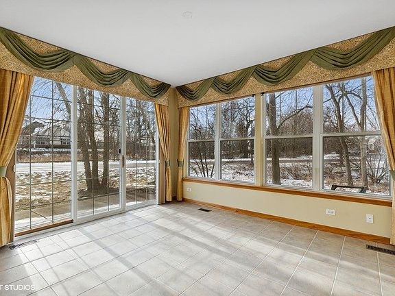 4th image of 2554 Burnside Way #2554