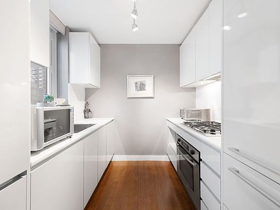 5th image of 322 W 57th St APT 28B