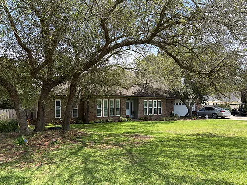 60 Hampton Cir Photo 1