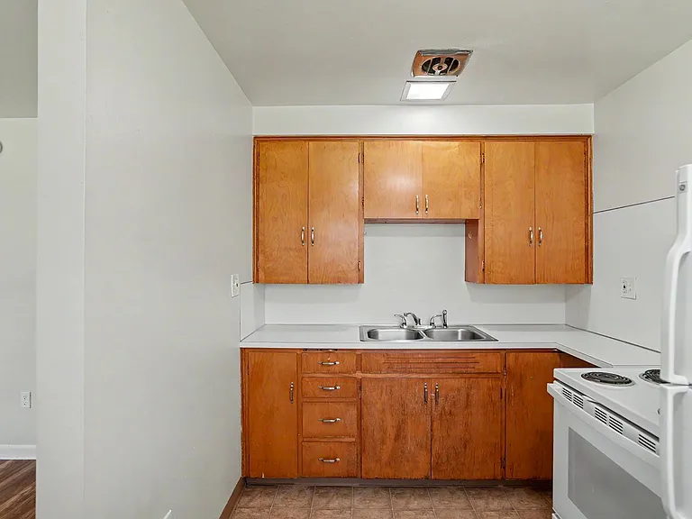 086-Friendship Court Apartments — Photo 9