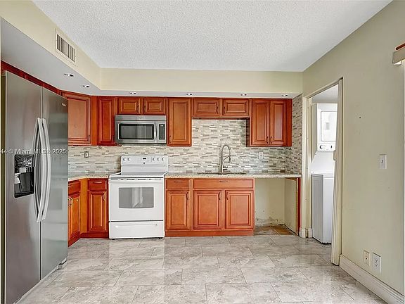 3rd image of 232 SE 10th Ave