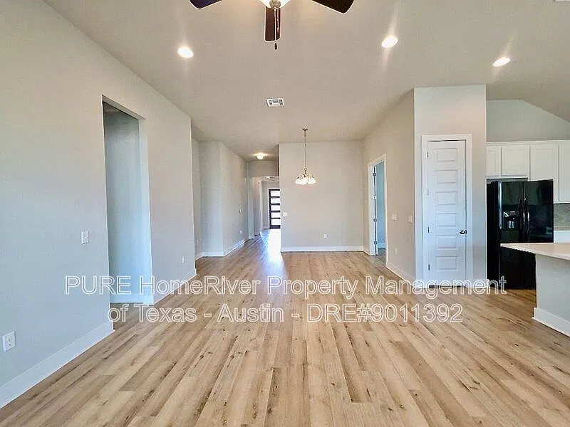 4 bed, 2.5 bath, 2222 sqft, $2,450 — Photo 4