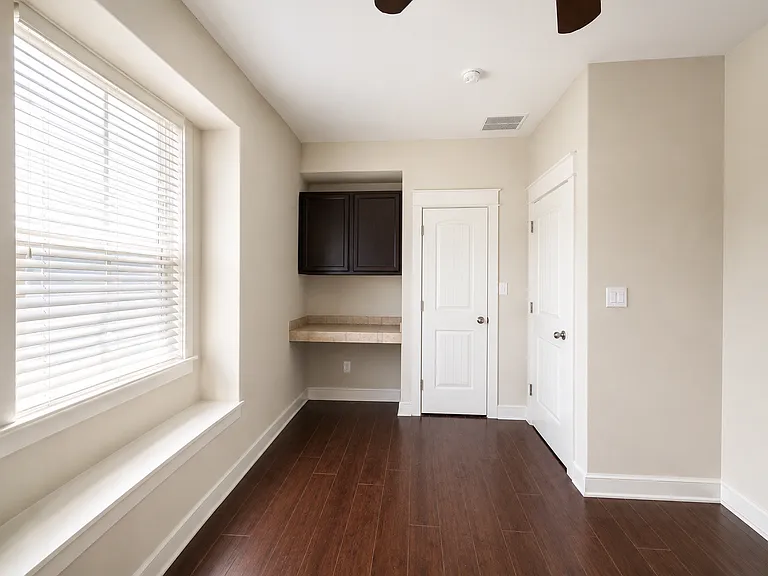 4420 Red River St #B — Photo 11