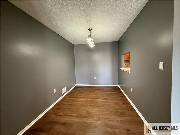 5th image of 31 Voscek Ct