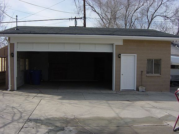 Huge 2.5 Car Garage
