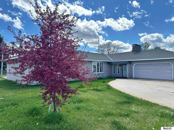 1521 Newell St, Cozad, NE 69130