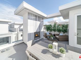 4520 N Via Nova Dr, Sherman Oaks, CA 91403