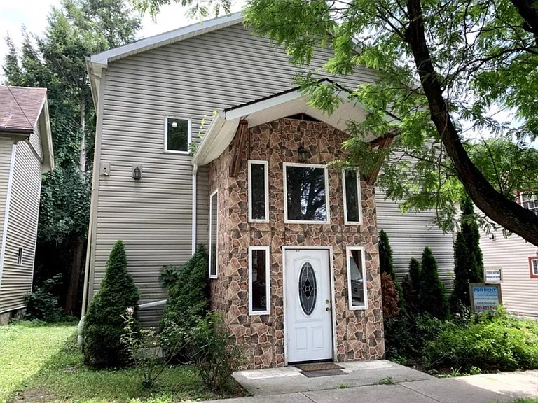 31 Seminary Ave — Photo 1