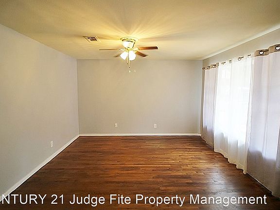 3rd image of 900 Metropolitan St #A