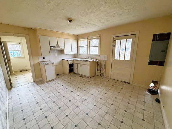 4th image of 212 Wickliffe Ave