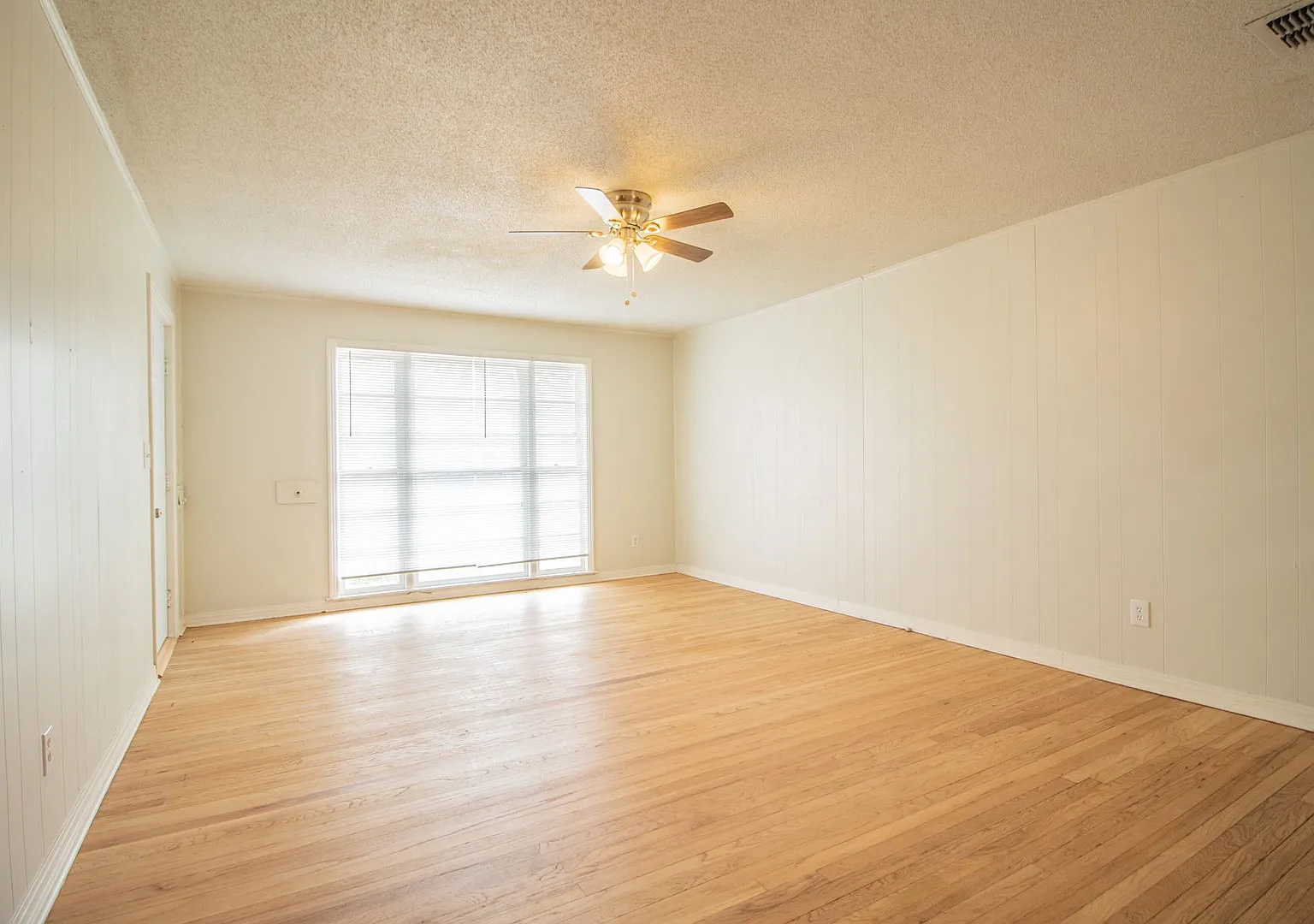 Spacious 3 bedroom with Big Backyard — Photo 3