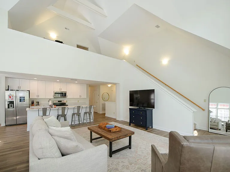 183 Herman Melville Ave — Photo 6
