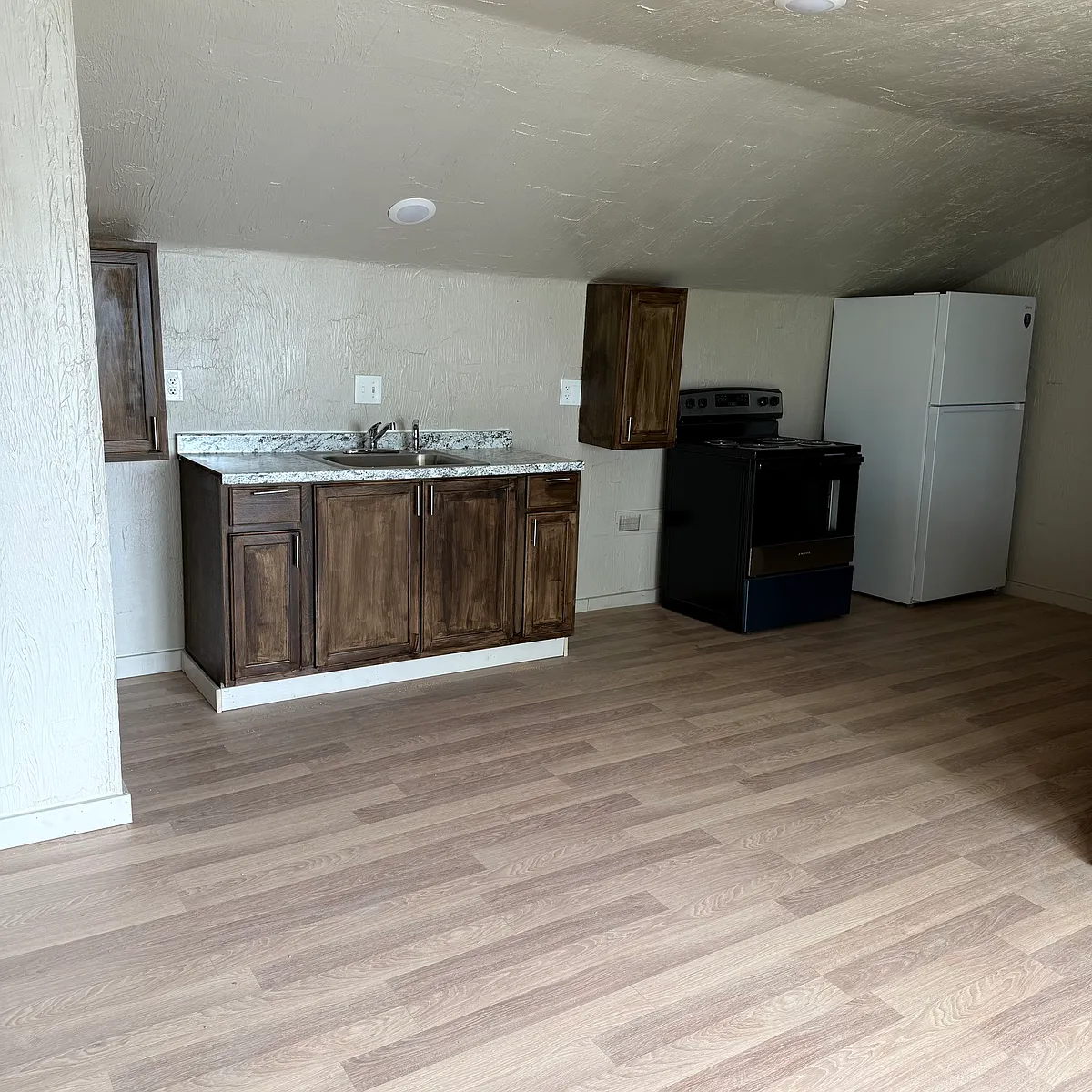 Building Photo - 16853 Log Cabin St #5