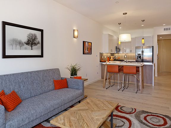Living area & view of kitchen

(Image shown is a model unit photo. Available units may vary slightly in appearance.)