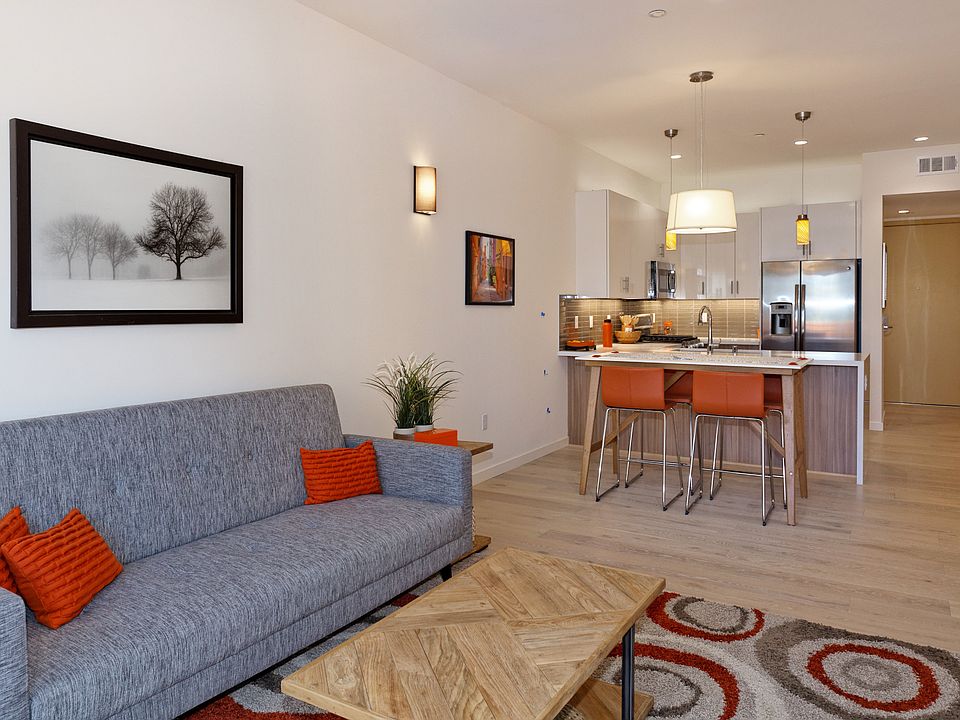 Living area & view of kitchen

(Image shown is a model unit photo. Available units may vary slightly in appearance.)