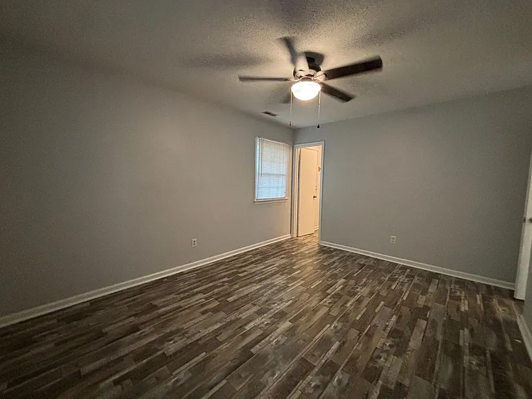 102 Hillside Ct — Photo 14