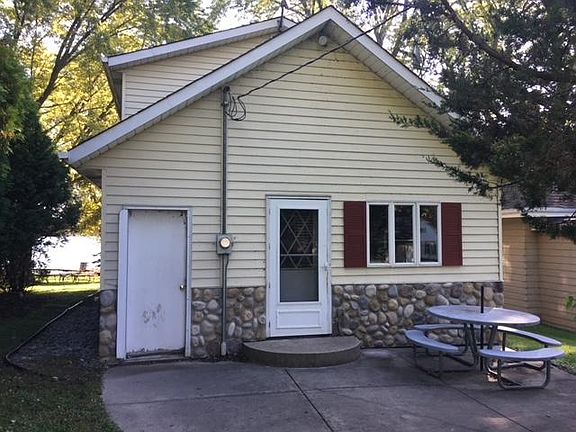 3rd image of 3408 Lake Dr