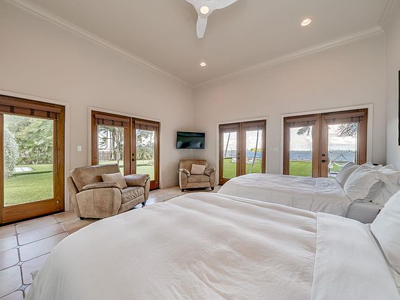 4th image of 5851 N Bayshore Dr