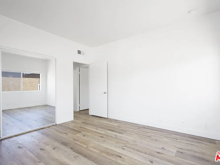 22705 Del Valle St #5 — Photo 11