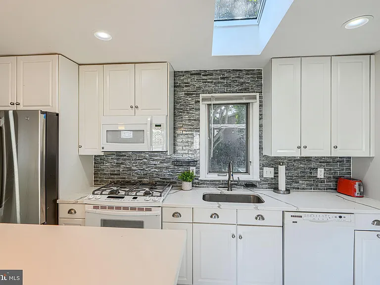 520 White Oak Dr — Photo 5