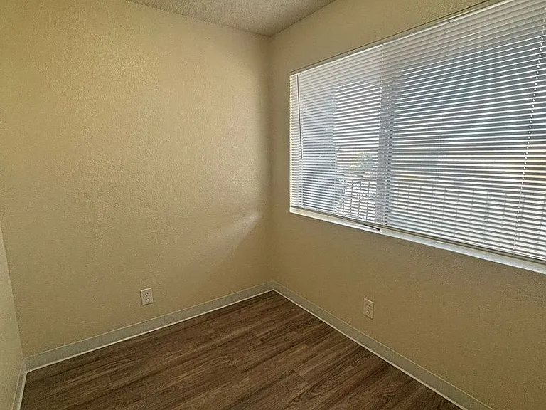 1008 Alvarado Dr SE — Photo 4
