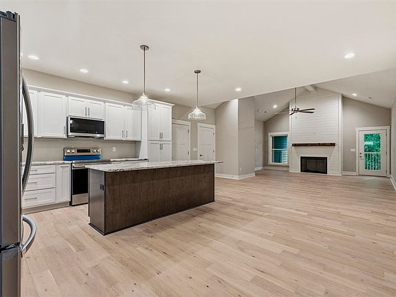 3rd image of 820 Hill Rd