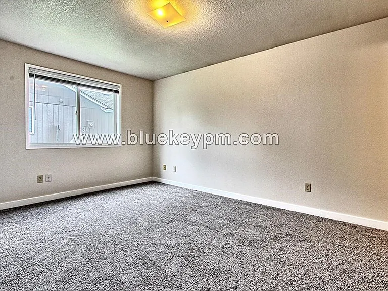 14005 NE 70th St — Photo 11