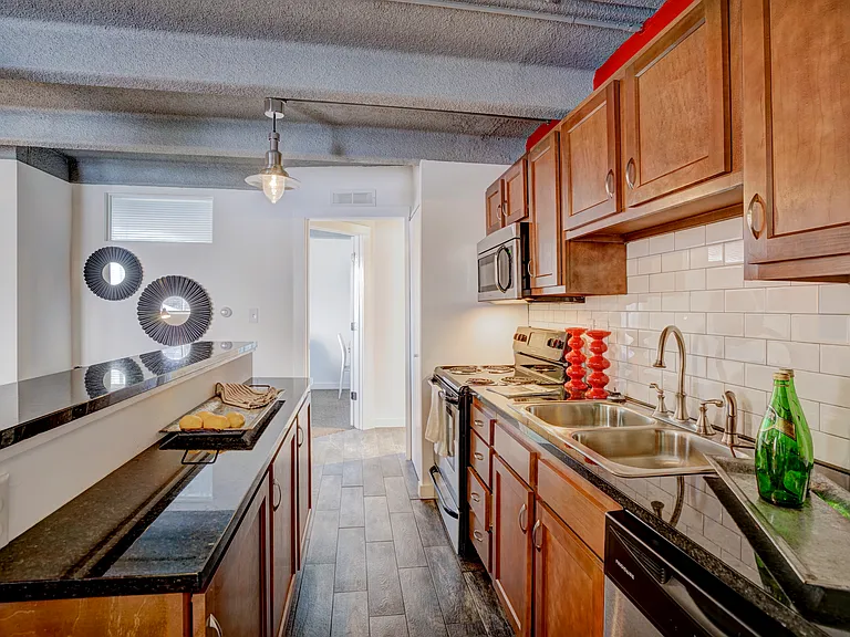 Sterling Boulder Apartments - Student Living — Photo 9