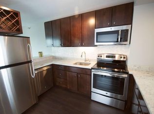 107 W Chestnut St, Chicago, IL 60610