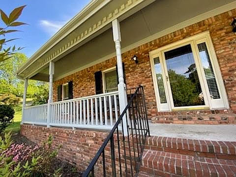 4th image of 995 Laurel Springs Ln
