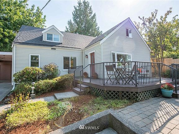 Wonderful deck to enjoy the gardens and greet your neighbors walking by.