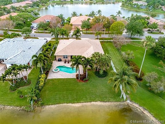 Spacious Pool / Rear Yard