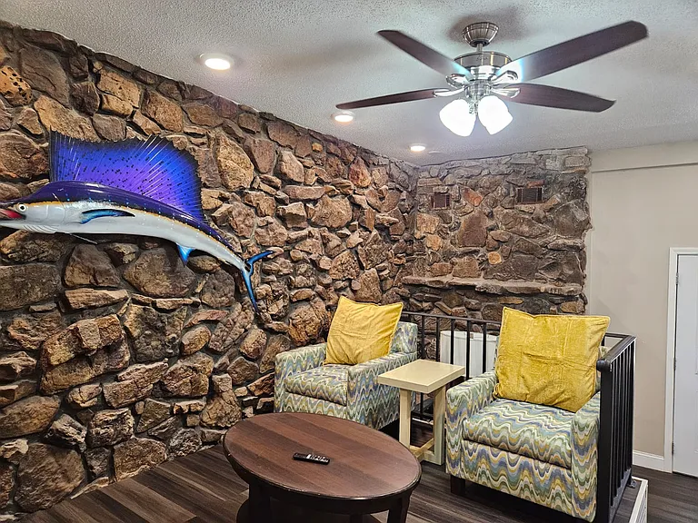 1801 Robin Hood Ln — Photo 27