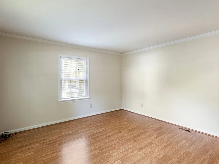 106 Rowe Dr — Photo 4