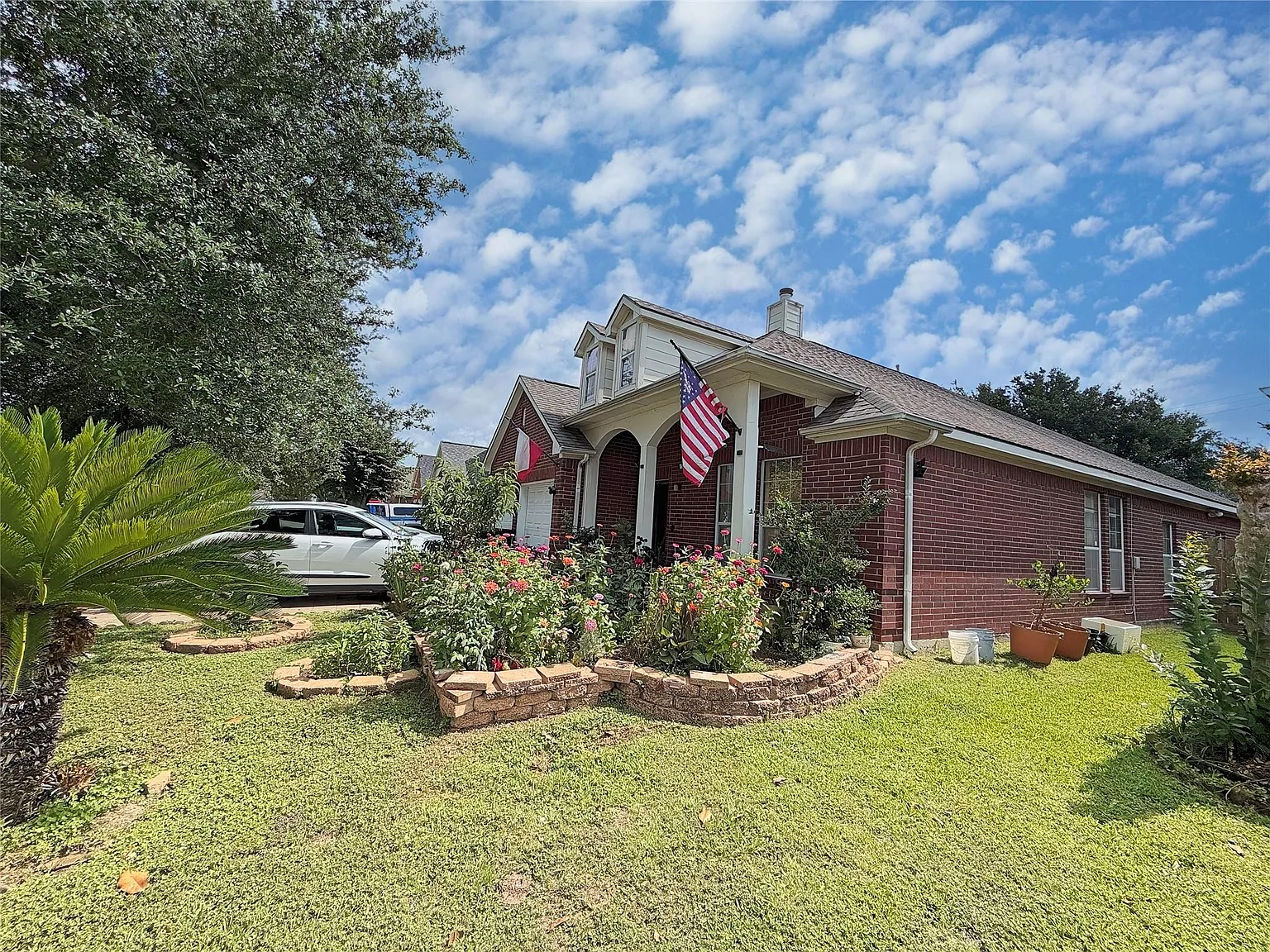 4 bed, 2.0 bath, 1916 sqft, $2,200 — Photo 2