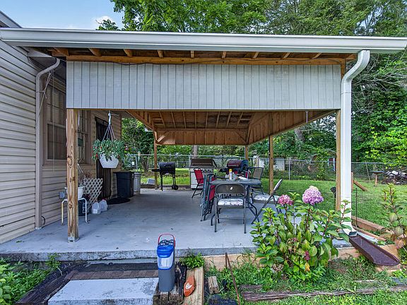 5th image of 959 Hillcrest Dr